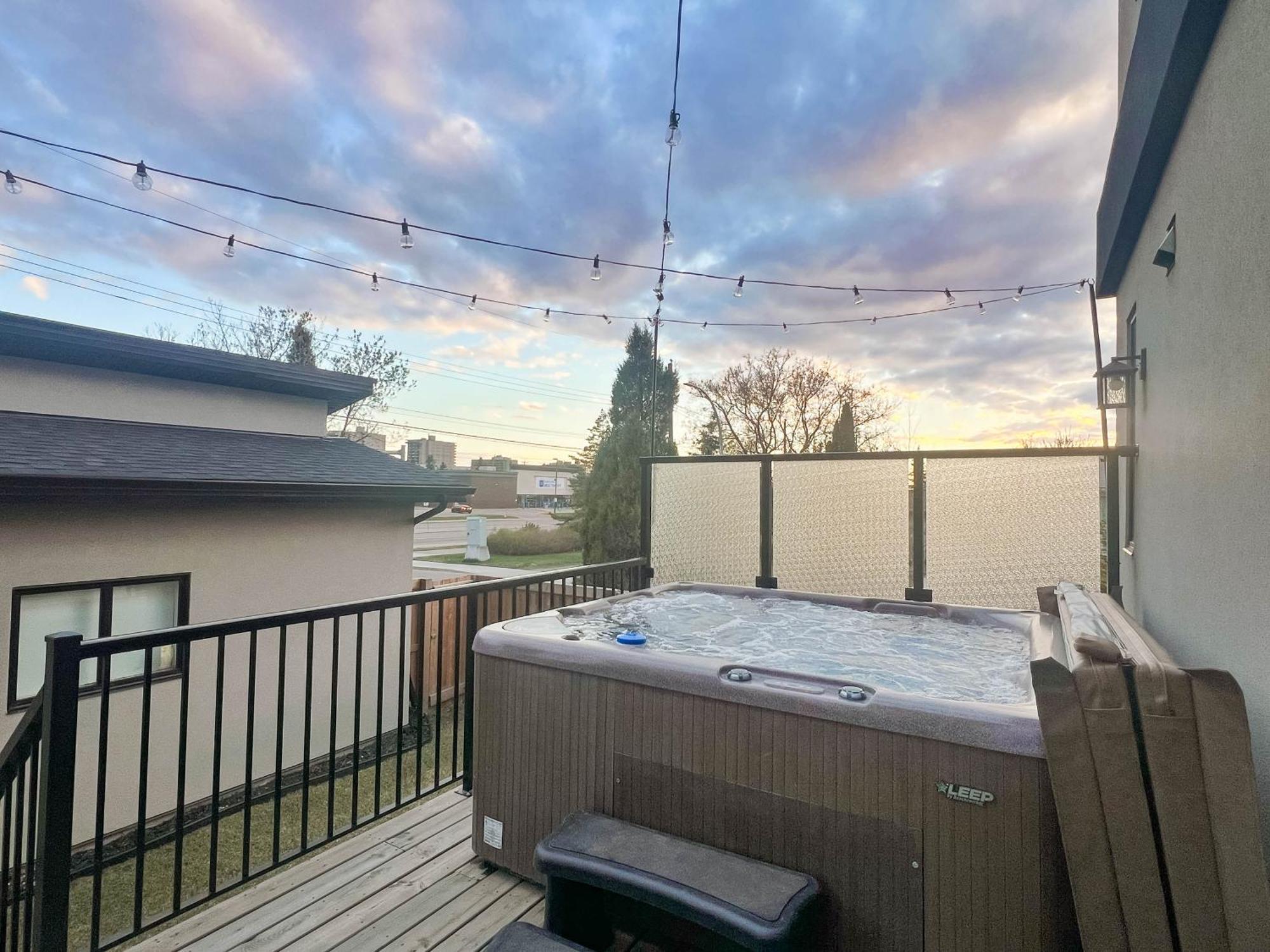 Bright Modern - King Bed - Free Parking - Fireplace - Fast Wi-fi - Free Netflix Holiday home *