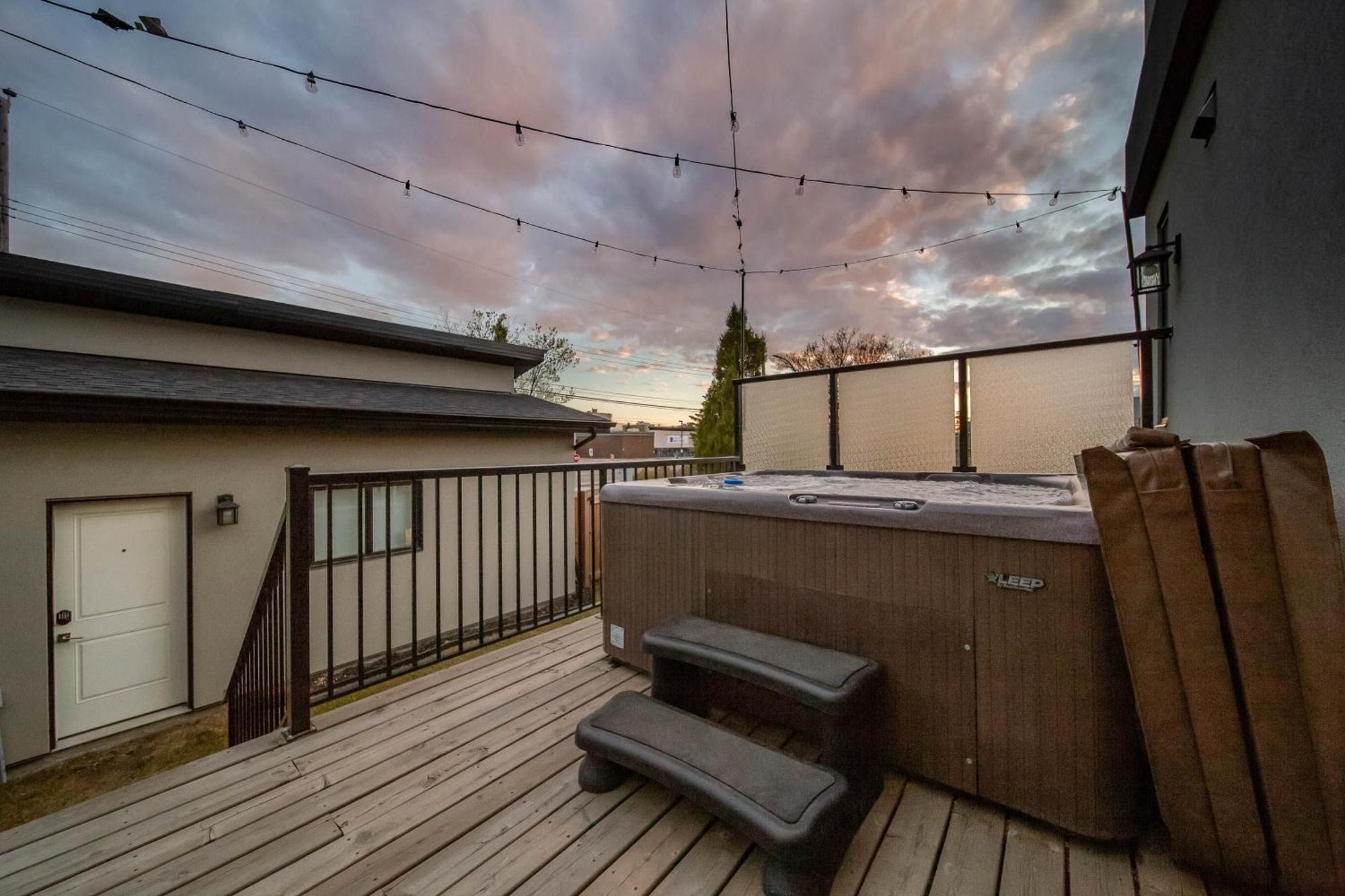Holiday home Bright Modern - King Bed - Free Parking - Fireplace - Fast Wi-fi - Free Netflix Edmonton